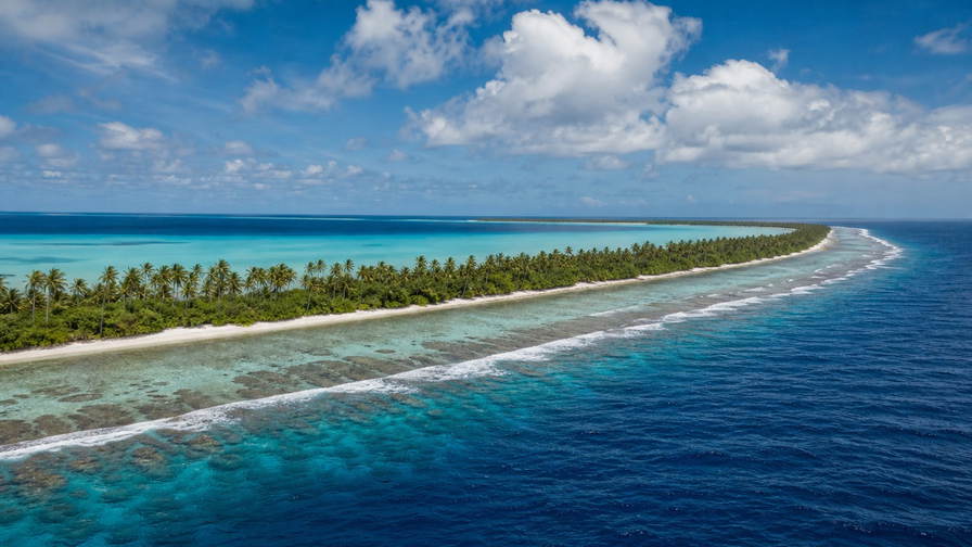Tokelau: jade-vlecht van Atafu-lagune over Nukunonu golfbanden onder handelsstapelwolken, kopernevel van palmen bij Fakaofo naar perkamentstapels bij rifdoorvaart en taro-terraslint bij kopra-droefurchen plus tonijnrookstof boven de lagune in de hero - achtergrond voor NZD coöperatie-streepjes, charter-stempelvouwen bij steiger-glijkais op Atafu en gedroogde-vis-weegbriefjesbanden.