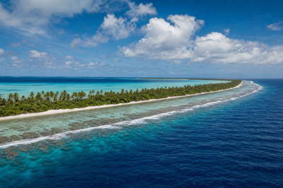 Tokelau: jade-vlecht van Atafu-lagune over Nukunonu golfbanden onder handelsstapelwolken, kopernevel van palmen bij Fakaofo naar perkamentstapels bij rifdoorvaart en taro-terraslint bij kopra-droefurchen plus tonijnrookstof boven de lagune in de hero - achtergrond voor NZD coöperatie-streepjes, charter-stempelvouwen bij steiger-glijkais op Atafu en gedroogde-vis-weegbriefjesbanden.