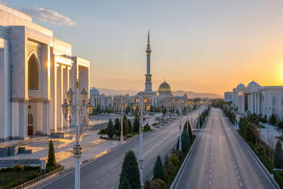 Turkmenistan: zonverbleekte marmerlanen, Karakoem-duinen en Akhal-Teke-paardensteppe in de hero - scène voor meloen stapels, bruilofts-plov en nutsvoorzieningen in woestijnsteden.