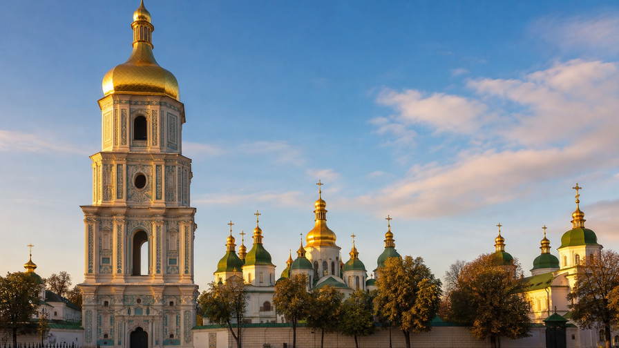 Oekraïne: gouden koepelsilhouetten, Karpaten-weideruggen en zonnebloemheldere steppehorizon in de hero - achtergrond voor borsjt-kantines, Lviv-koffiehuisfacturen en huur langs de tram naar zee.
