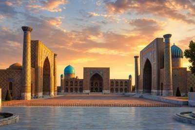 Oezbekistan: turkooizen Registan-bogen, leemstraatjes in Buchara en zijdebasar-koepels in de hero - kader voor plov-ketels, samsa-bakkerijen en hogesnelheidstreintickets naast kruidenprijzen.