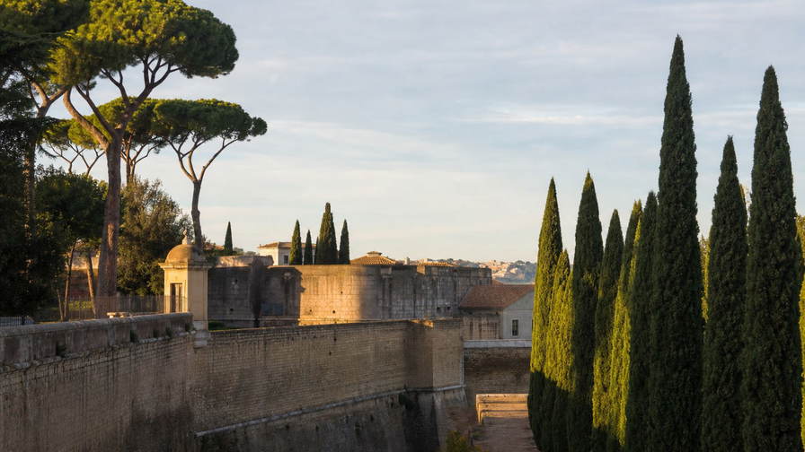 Vaticaanse Stad: parasoldennennaalden en schaduw van cypressenlanen vlechten travertijn-muursokken, terracotta-noktegelglans onder zacht Romeins avondgoud zonder koepel-zware skyline in de hero-foto - duo voor EUR souvenir- en filateliebalies, trattoria-rekeningen bij Borgo en huur-ladders voor appartementen aan de Prati-kant.