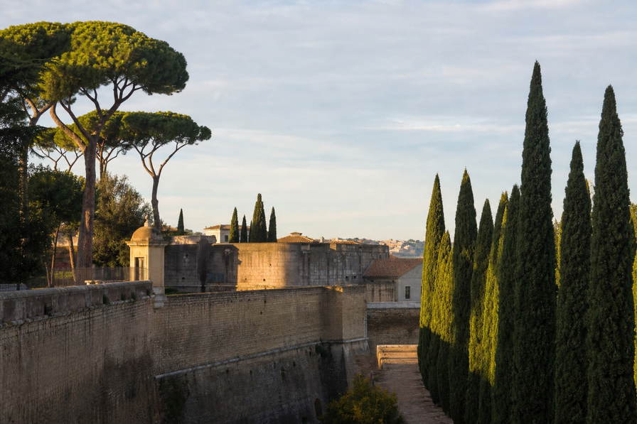 Vaticaanse Stad: parasoldennennaalden en schaduw van cypressenlanen vlechten travertijn-muursokken, terracotta-noktegelglans onder zacht Romeins avondgoud zonder koepel-zware skyline in de hero-foto - duo voor EUR souvenir- en filateliebalies, trattoria-rekeningen bij Borgo en huur-ladders voor appartementen aan de Prati-kant.