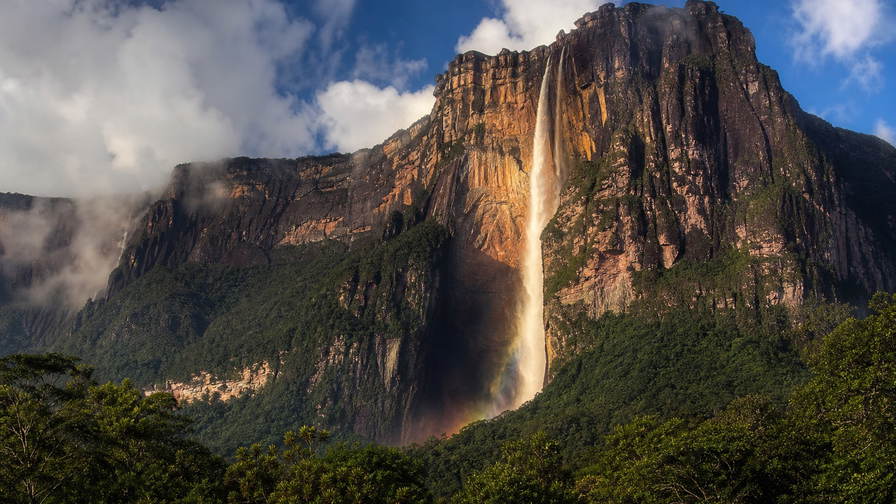 Venezuela: jadekleurige sluier van Angel Falls over tepui die boterachtige lagune-oever in Canaima onder handels-cumulus vlecht, platina-ondiepten bij Los Roques door koperkleurige mangrove-nevel van Morrocoy naar nevel aan de kam van El Ávila boven Caracas en perkselstof boven meanders van de Orinoco in de hero - achtergrond voor pleinbriefjes in bolívar soberano (VES), gevouwen USD-charter-stempels bij ijskades van de jachthaven in La Guaira en weegbriefjes voor Andes-koffie uit Mérida.